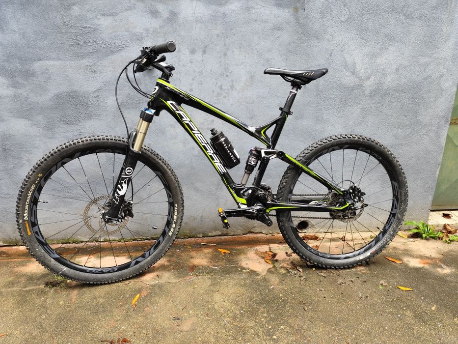 Bicicleta em carbono com material da Shimano