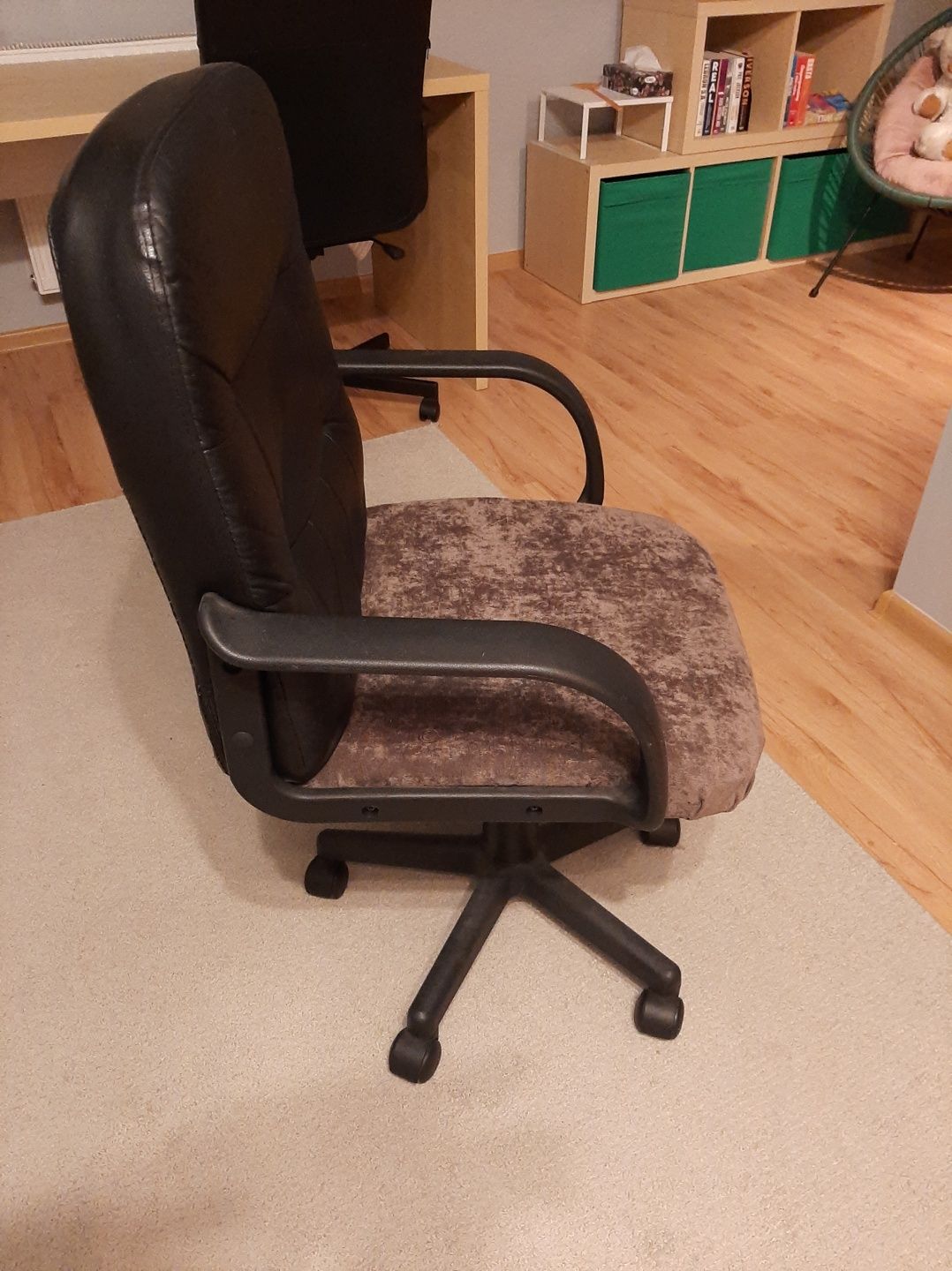 Krzesło biurowe, obrotowe.