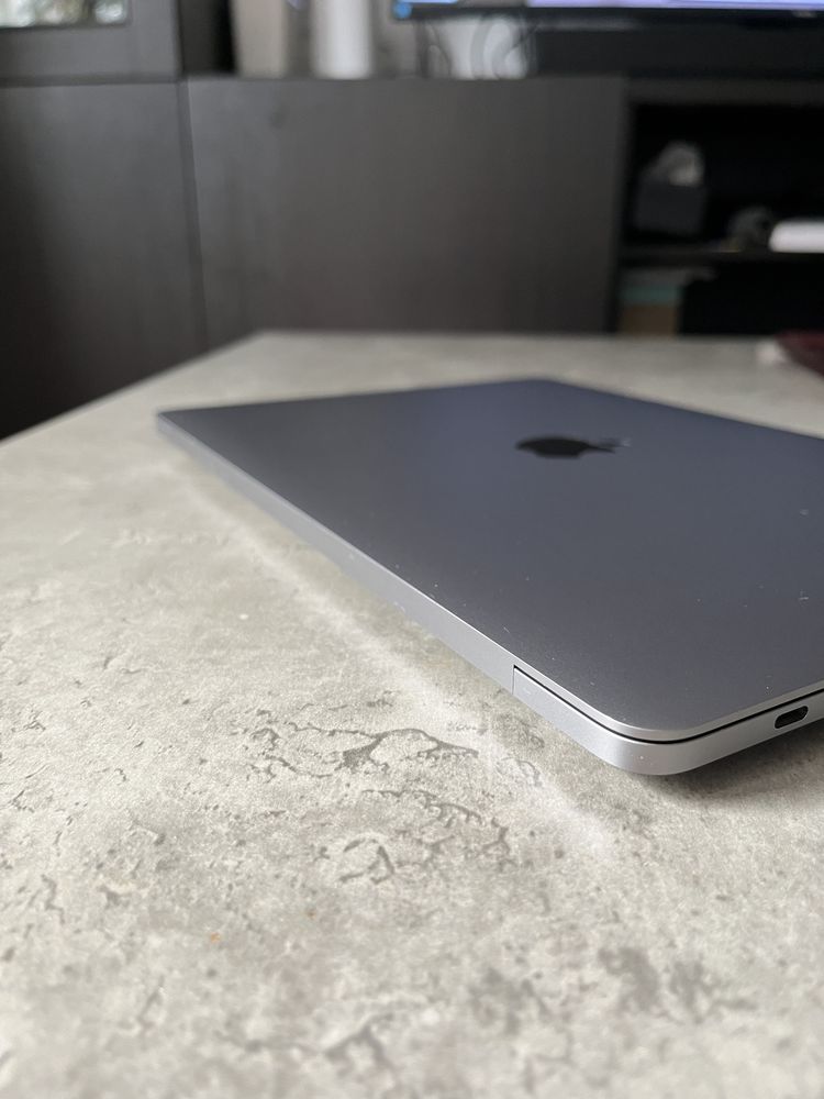 Apple Macbook pro 2022 m2 8GB/256Gb- touchbar perfekcyjny stan