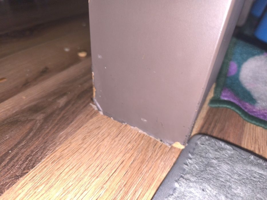 Stolik z półką u dołu.