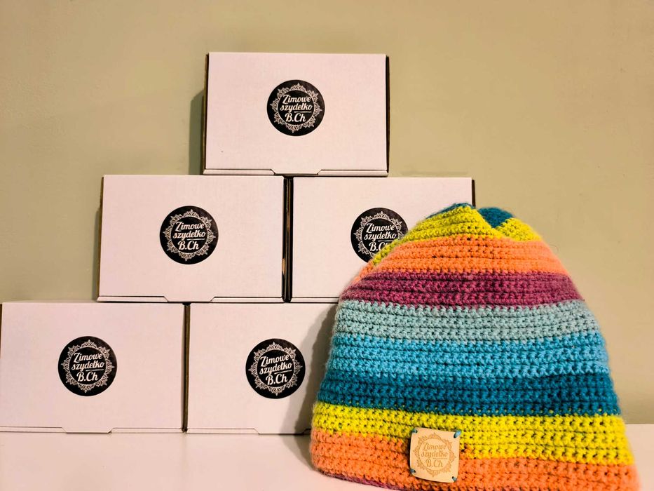 Piękna, tęczowa czapka zimowa handmade z wełny