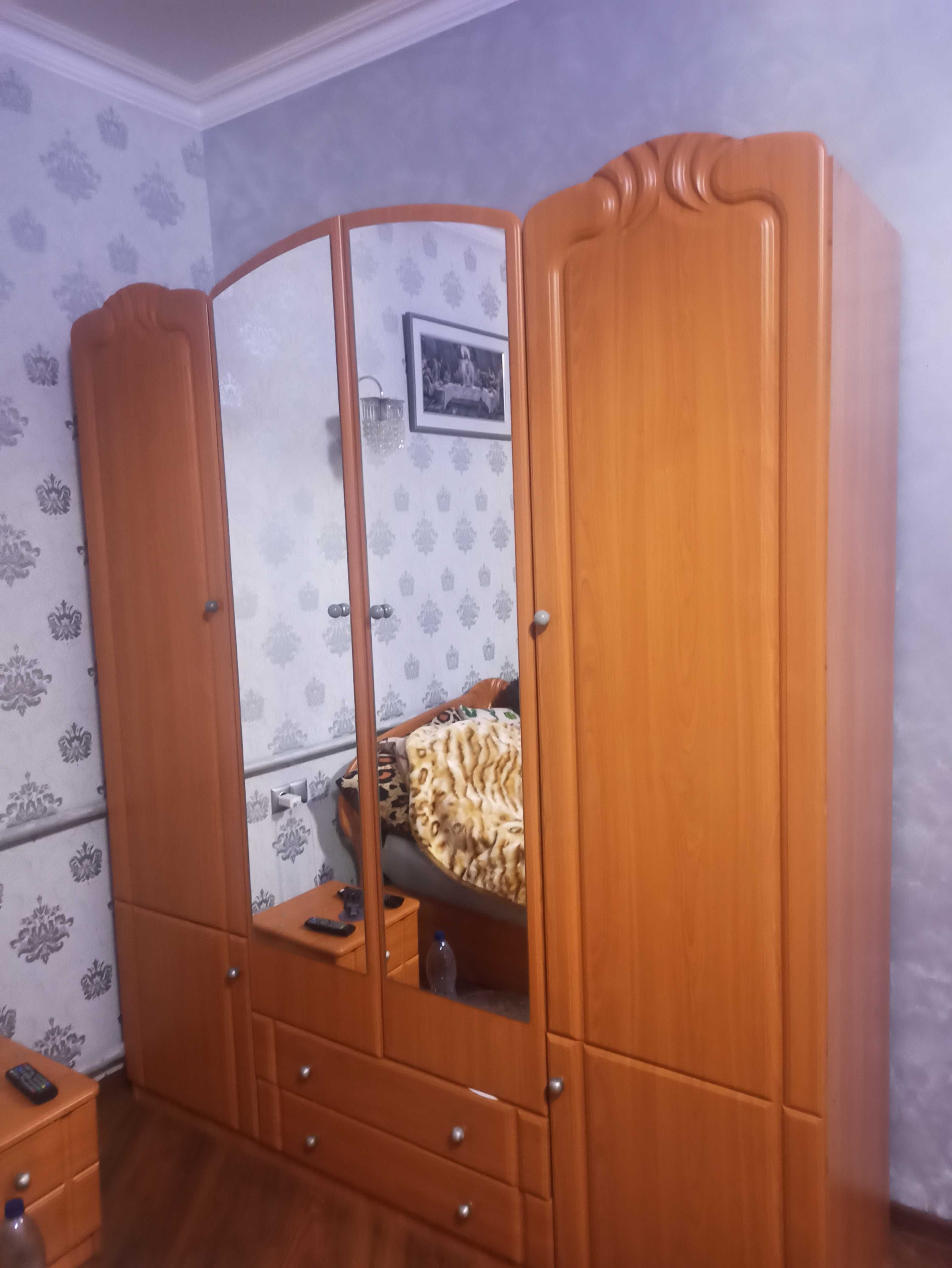 Шафа, комод, приліжкові тумби
