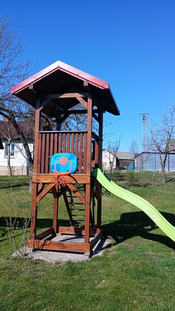 Domek ze zjeżdżalnią dla dziecka