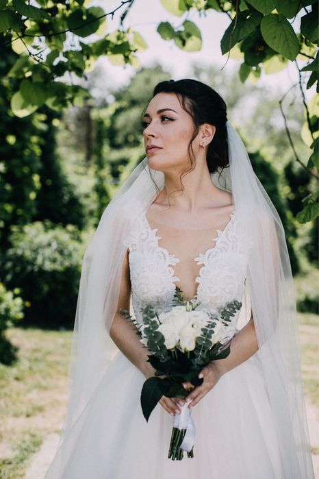 Весільна сукня зі шлейфом