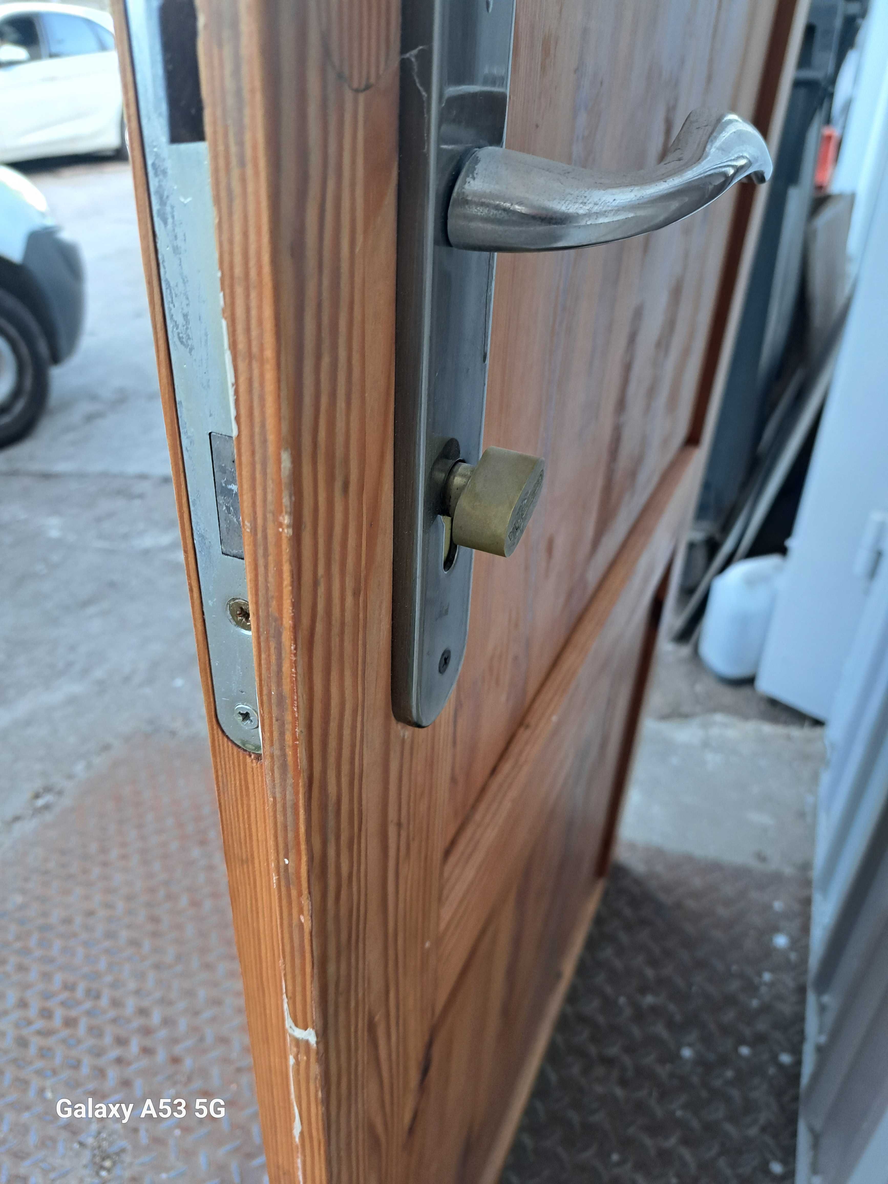Drzwi drewniane prawe z klamką