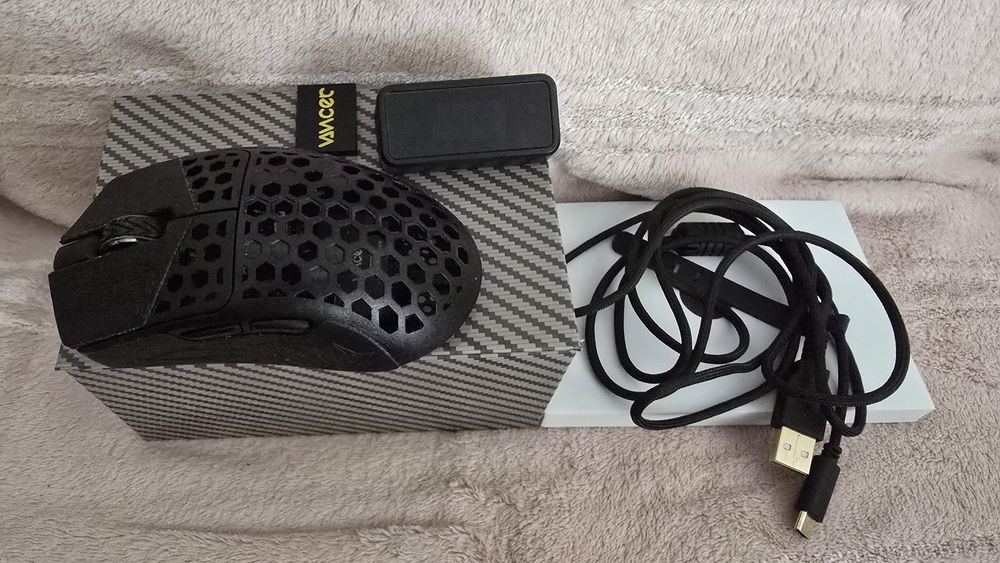 Myszka z włókna węglowego. AKITSU Carbon Fiber 8k Wireless