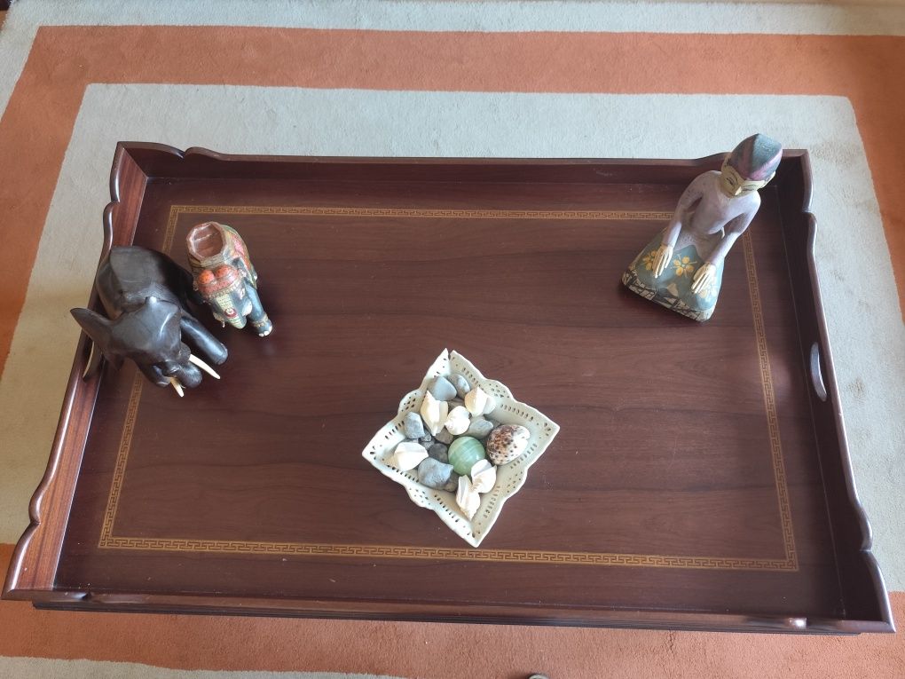 Mesa de centro de sala em madeira maciça