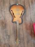 Gitara,stan używana w bardzo dobrym stanie.Brak jednej struny