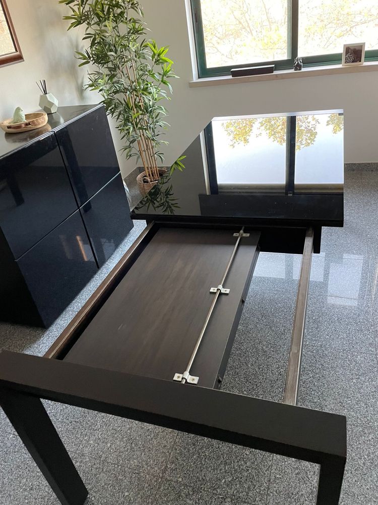 Mesa castanha de madeira maciça