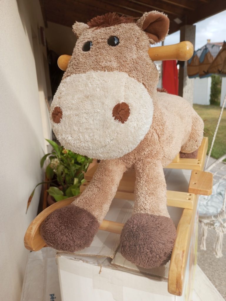 Cavalo de baloiço com música