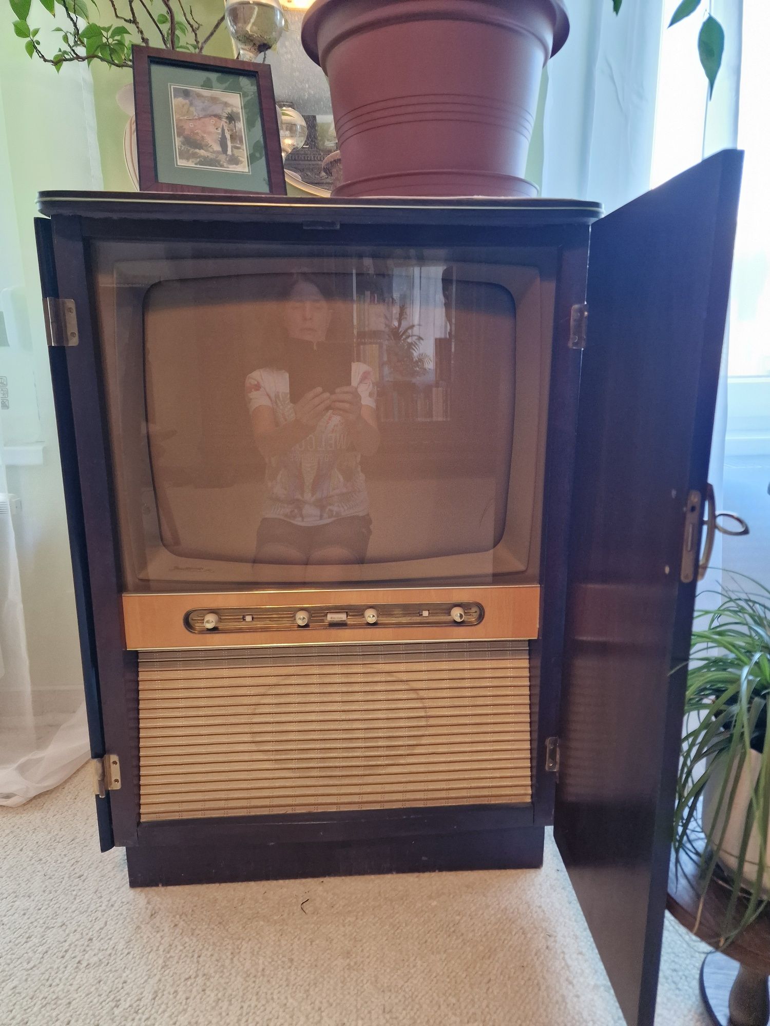 Telewizor, radio i barek, lata 50  XX wieku.