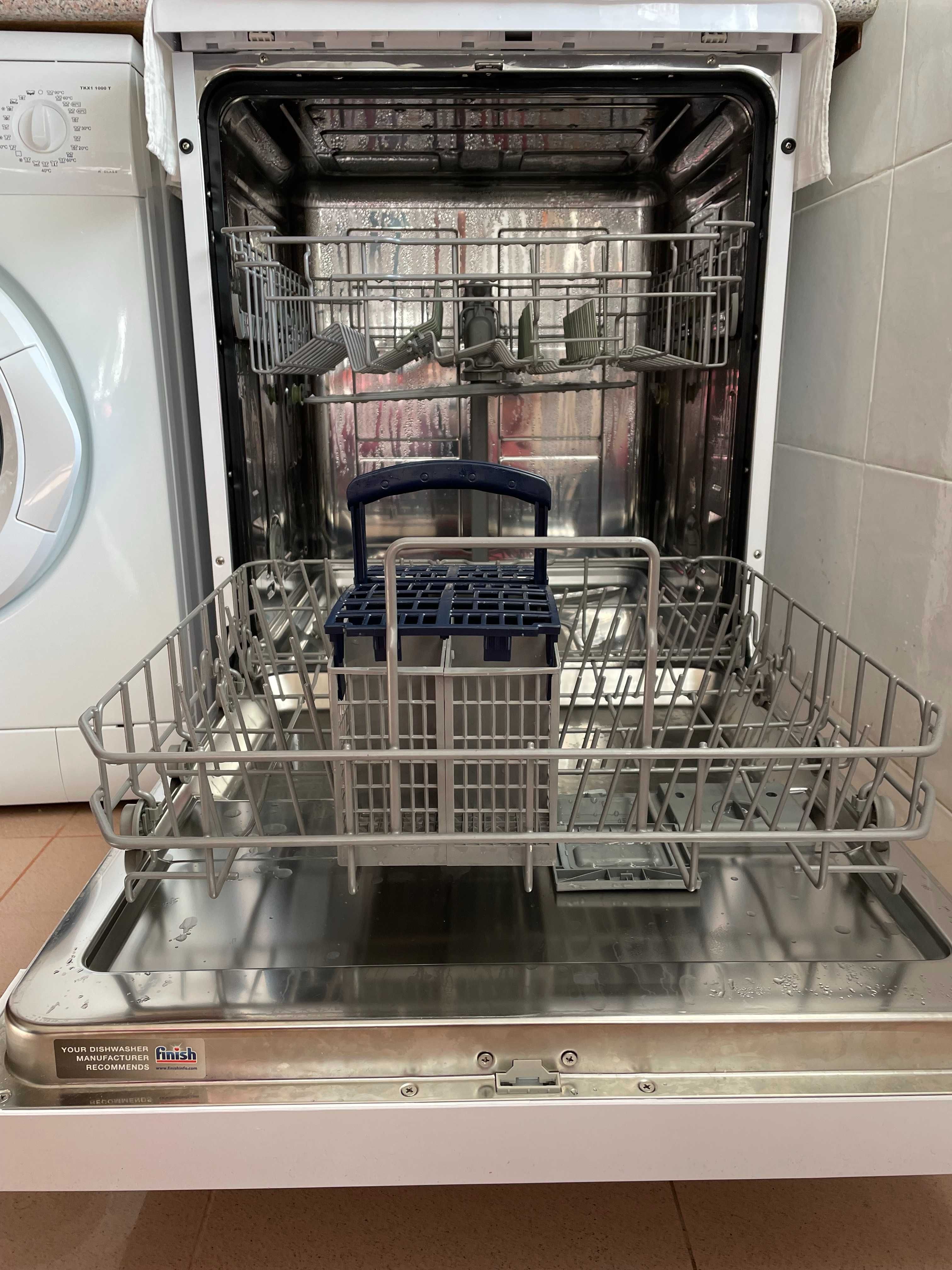 Hisense Machine in crockery - HS60240W. Fully Automated Dishwasher.