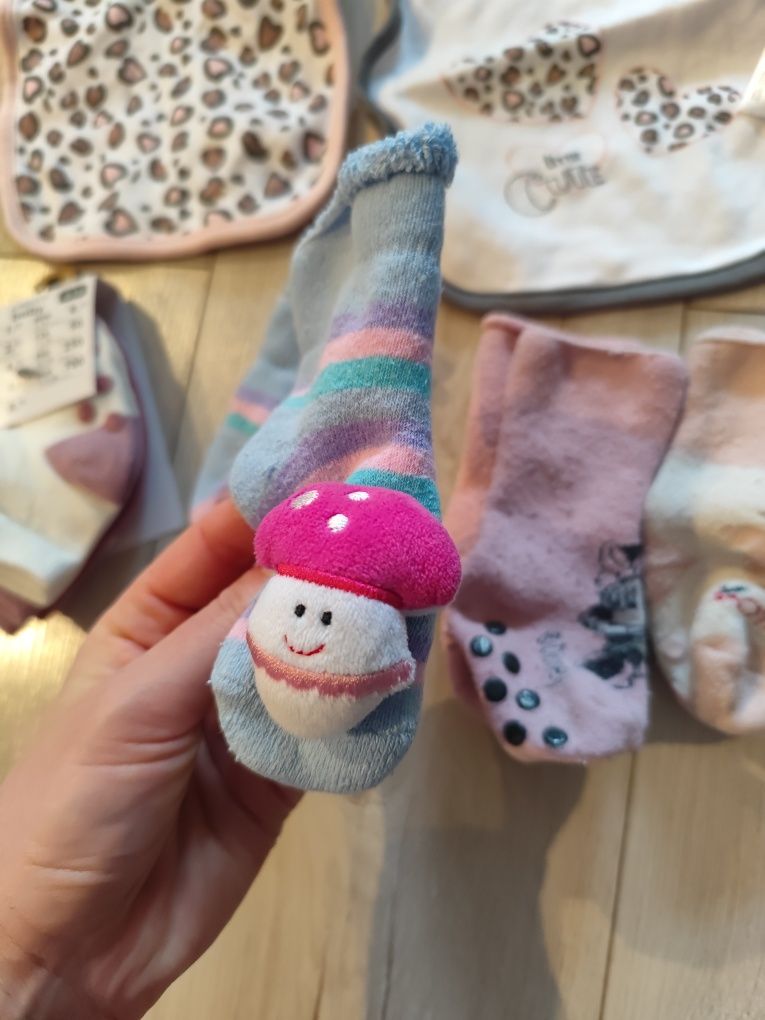 Śliniaki i 9 par skarpet niemowlęcych