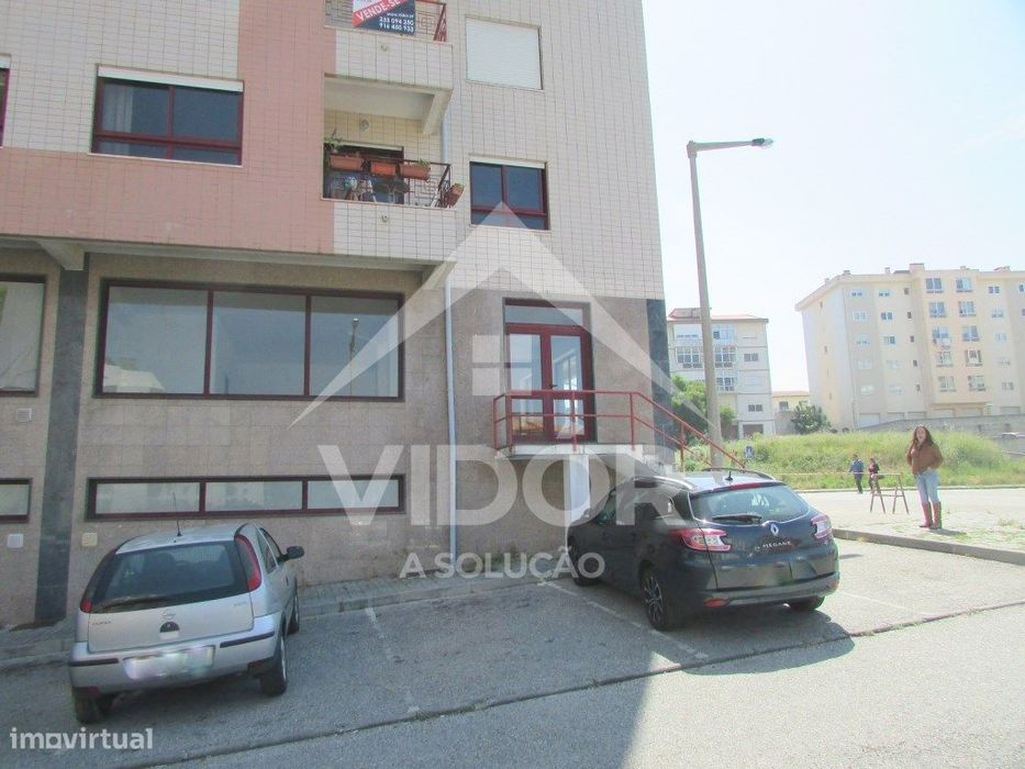 Loja de 93m2 c/ montras junto ao E.Leclerc