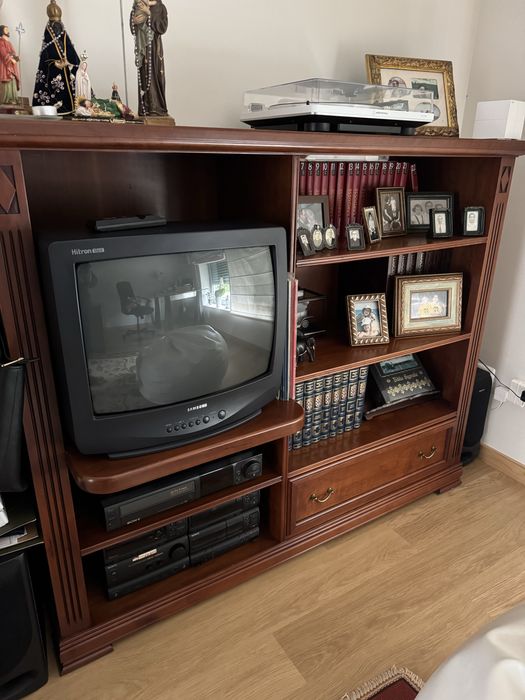 Movel para TV, sistema de som, livros e arquivo de CD