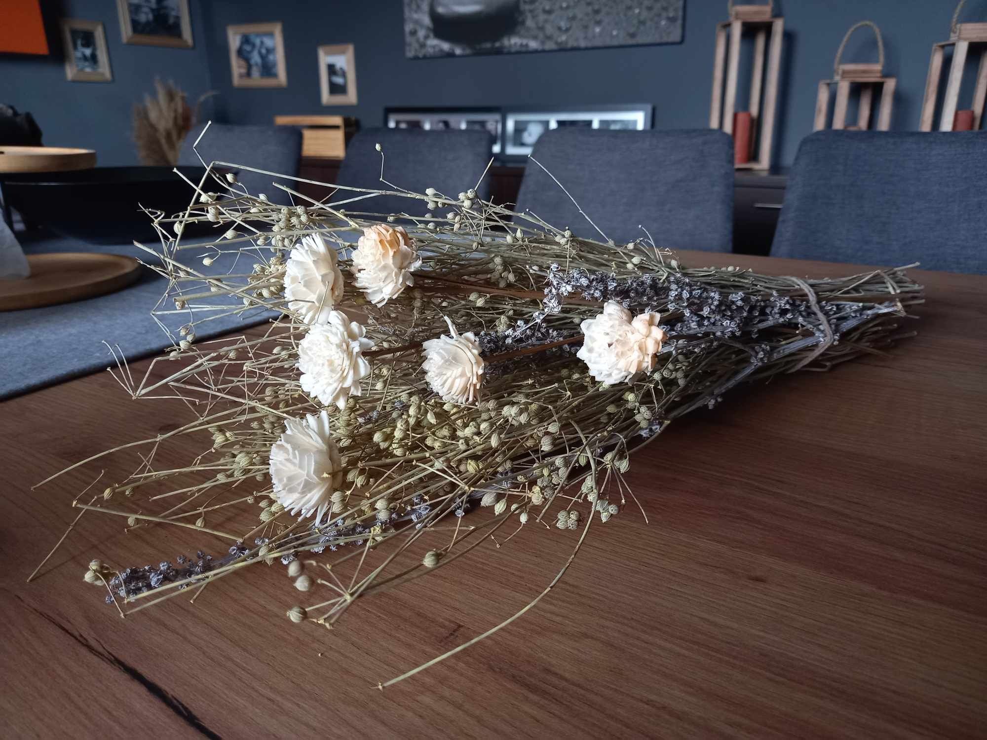 Bukiet suszonych i sztucznych kwiatów