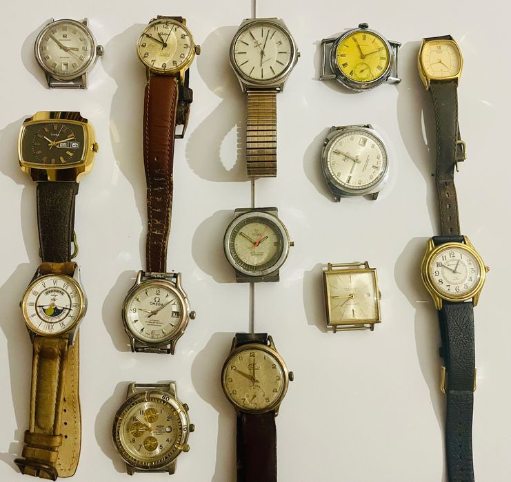14 relógios de pulso avariados e 13 braceletes.