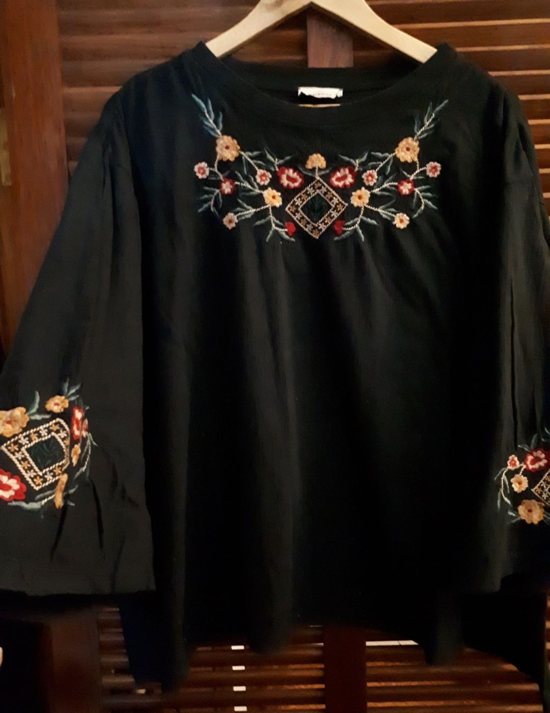 Blusa preta com pormenores bordados - Pull&Bear - NOVA