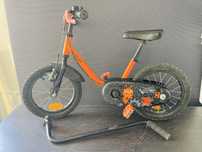 Bicicleta Bwin, cor de laranja com guiador e rodas laterais,