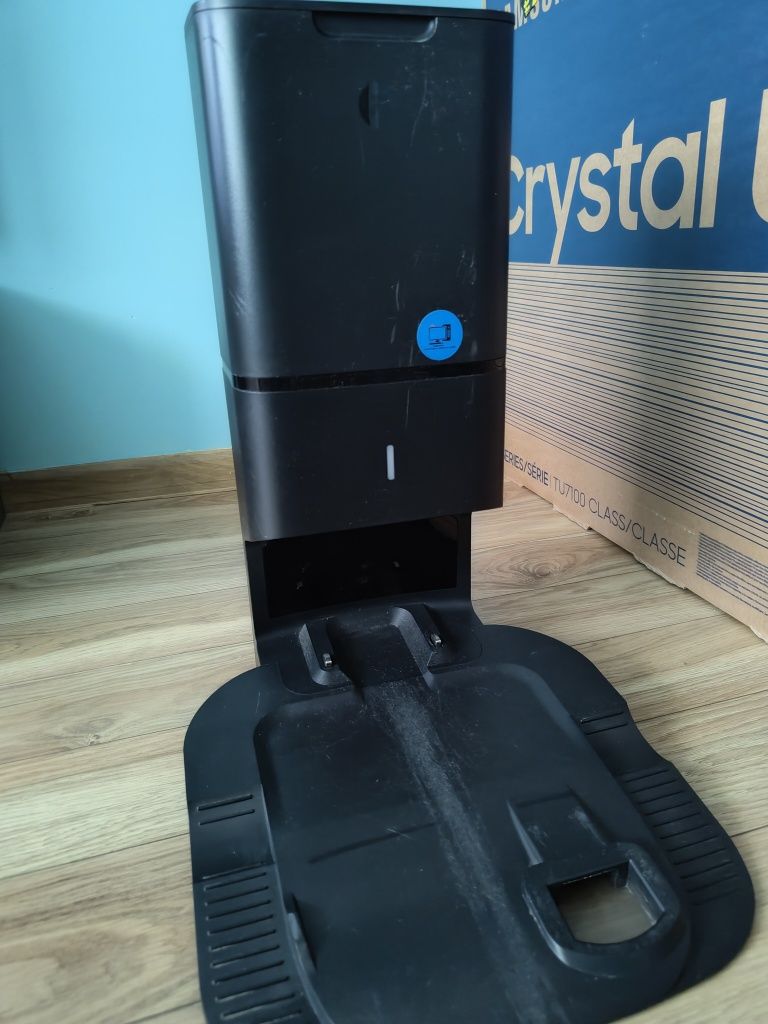 IROBOT Roomba I7+ ze stacją CLEANBASE.