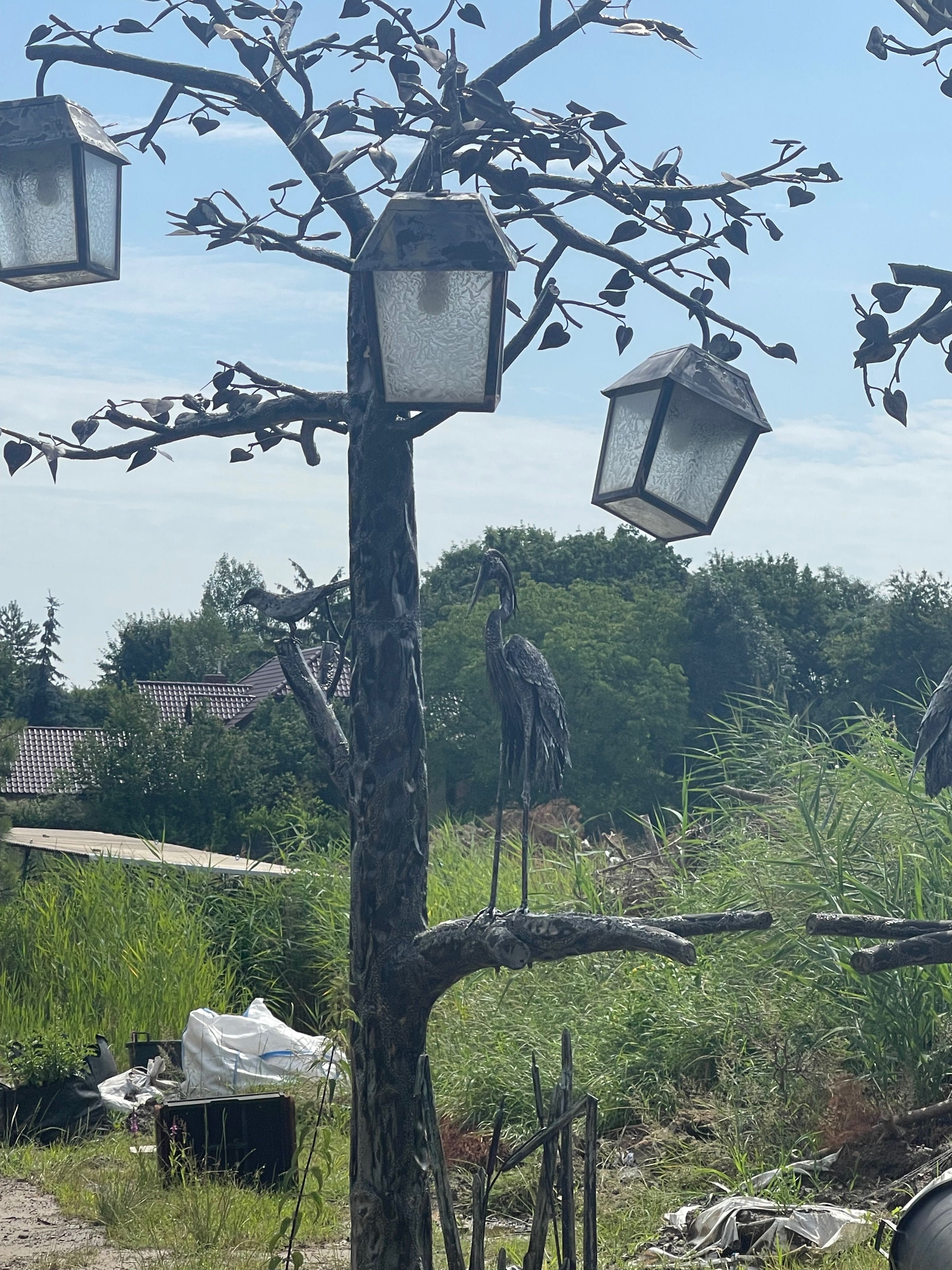 Lampy ogrodowe w formie drzew z motywem ptaków