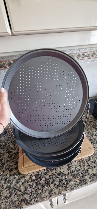 Conjunto de 4 tabuleiros antiaderentes redondos para pizza com suporte