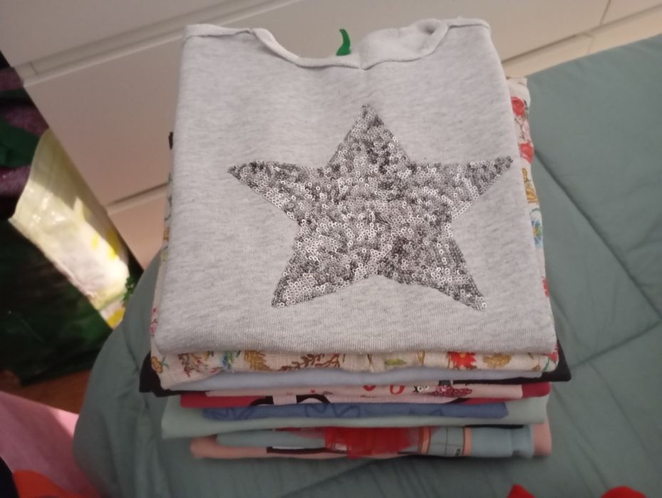 Roupa de menina em bom estado