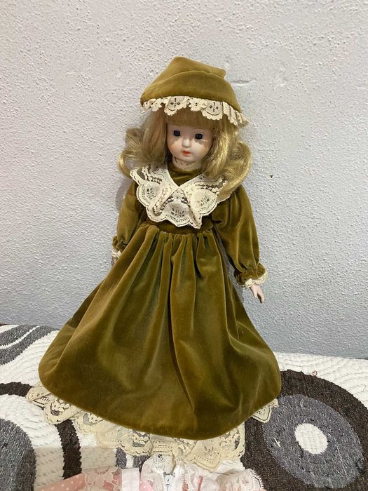 Boneca de porcelana de coleção, com suporte, vintage e com 2 vestidos