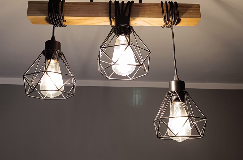 Lampa sufitowa wisząca, drewniana belka