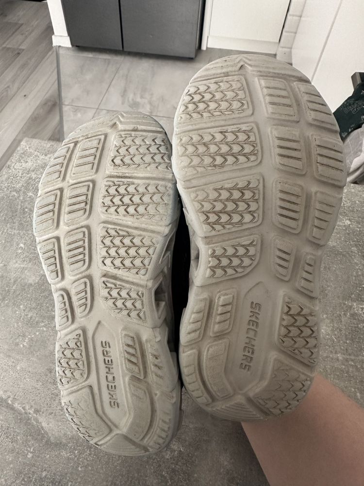 Buty zimowe Skechers ze światłami, rozmair 26