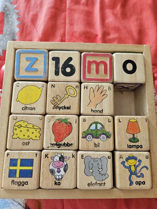 деревянные кубики с буквами, цифрами и рисунками, которые используются