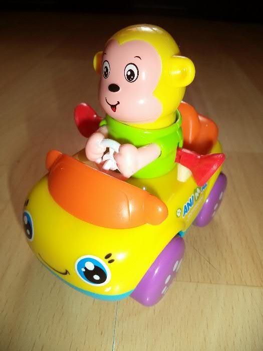 zabawka - samochodzik na resorach z uśmiechniętą małpką