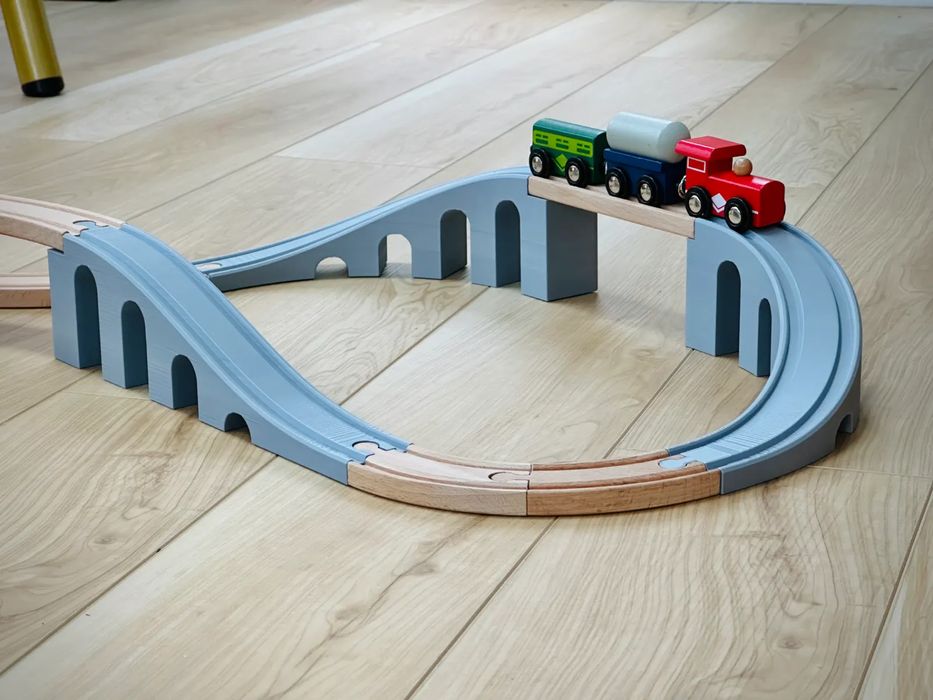 Elegantes Rampas em Arco para Pistas de Comboio de Madeira