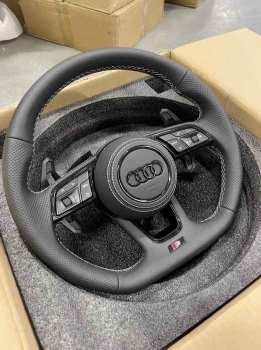 Volante Audi RS com comandos multifunções e airbag