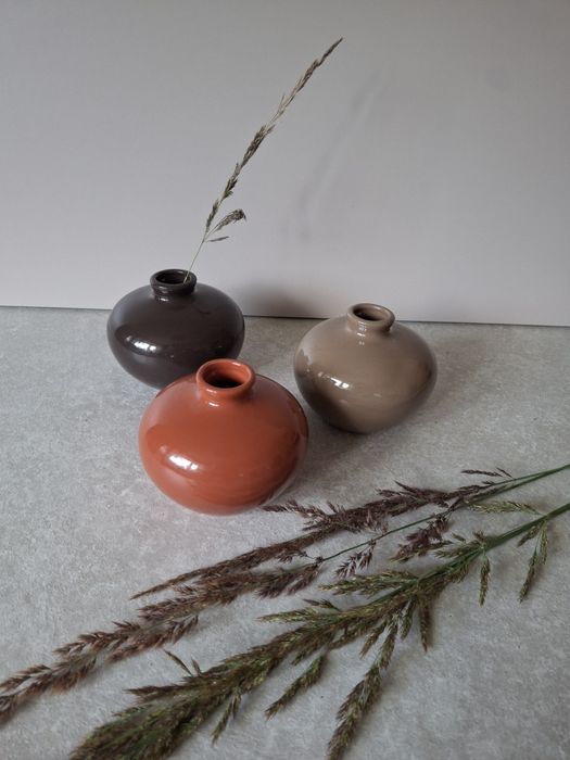 Zestaw 3 ceramicznych wazoników w stylu japandi – ziemiste tony