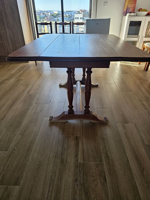 Mesa em madeira com 4 cadeiras