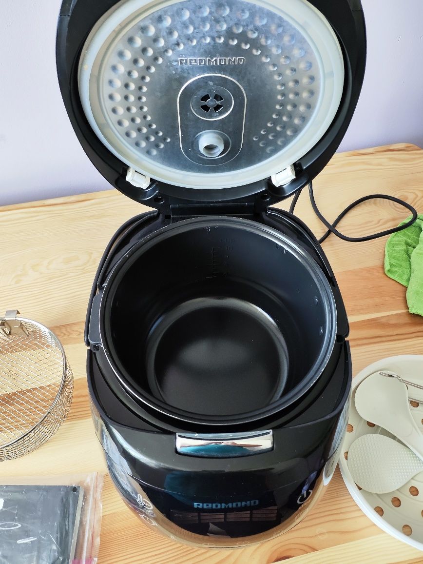 Sprzedam multicooker redmond
