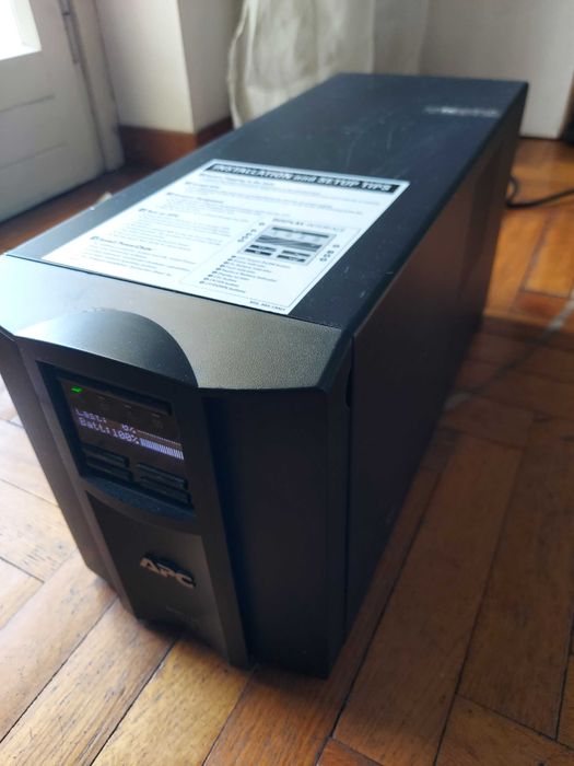 Безперебійник  APC SMART-UPS 1000VA LCD 230V