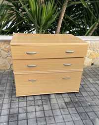 Storage cabinet with three drawers