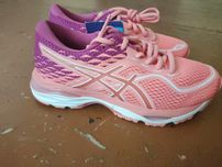 Кросівки жіночі для бігу asics gel comulus