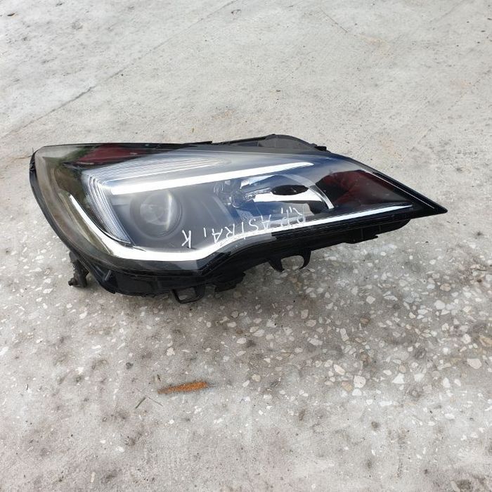 OPEL ASTRA V K LAMPA PRAWA PRZOD  LED 662588537 39047201 17R