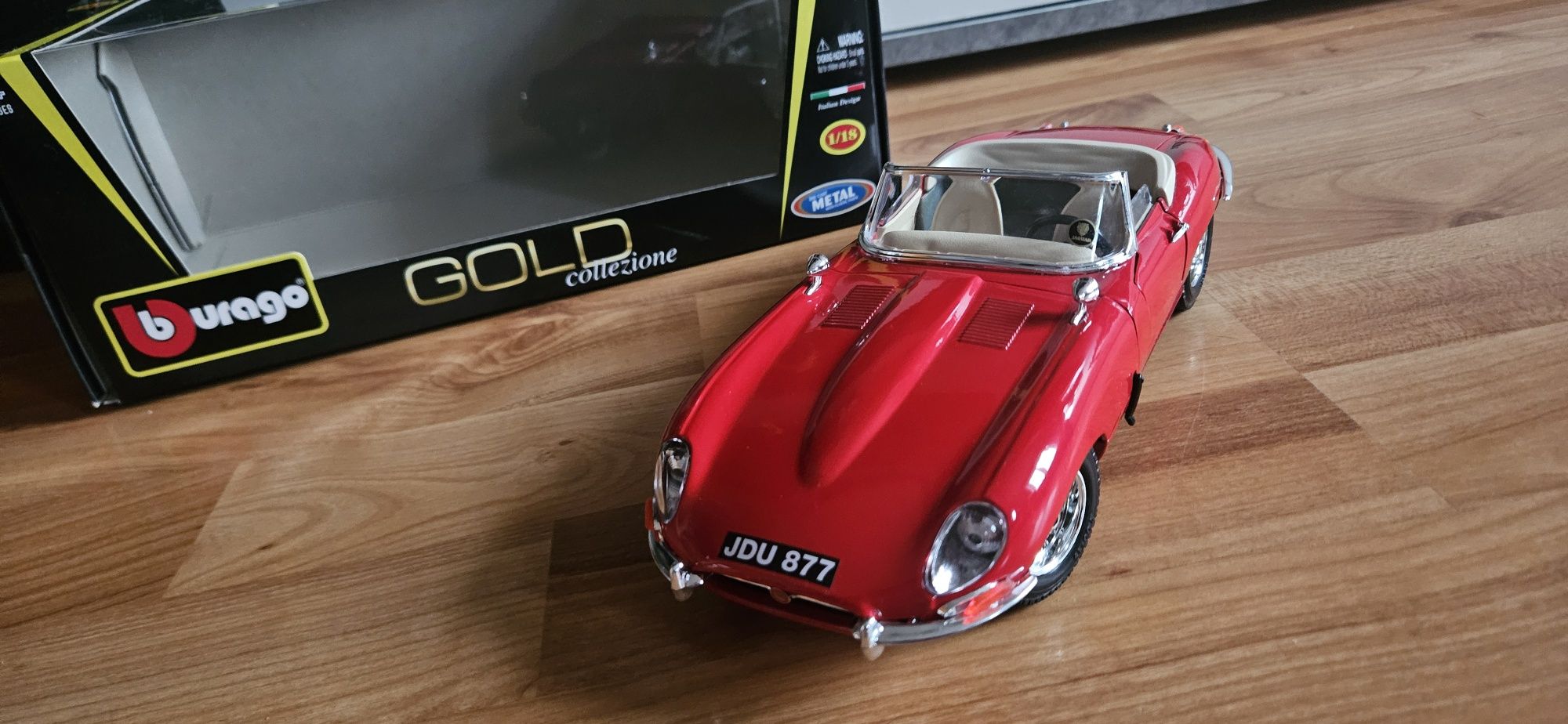 1:18 Burago Jaguar E Cabriolet