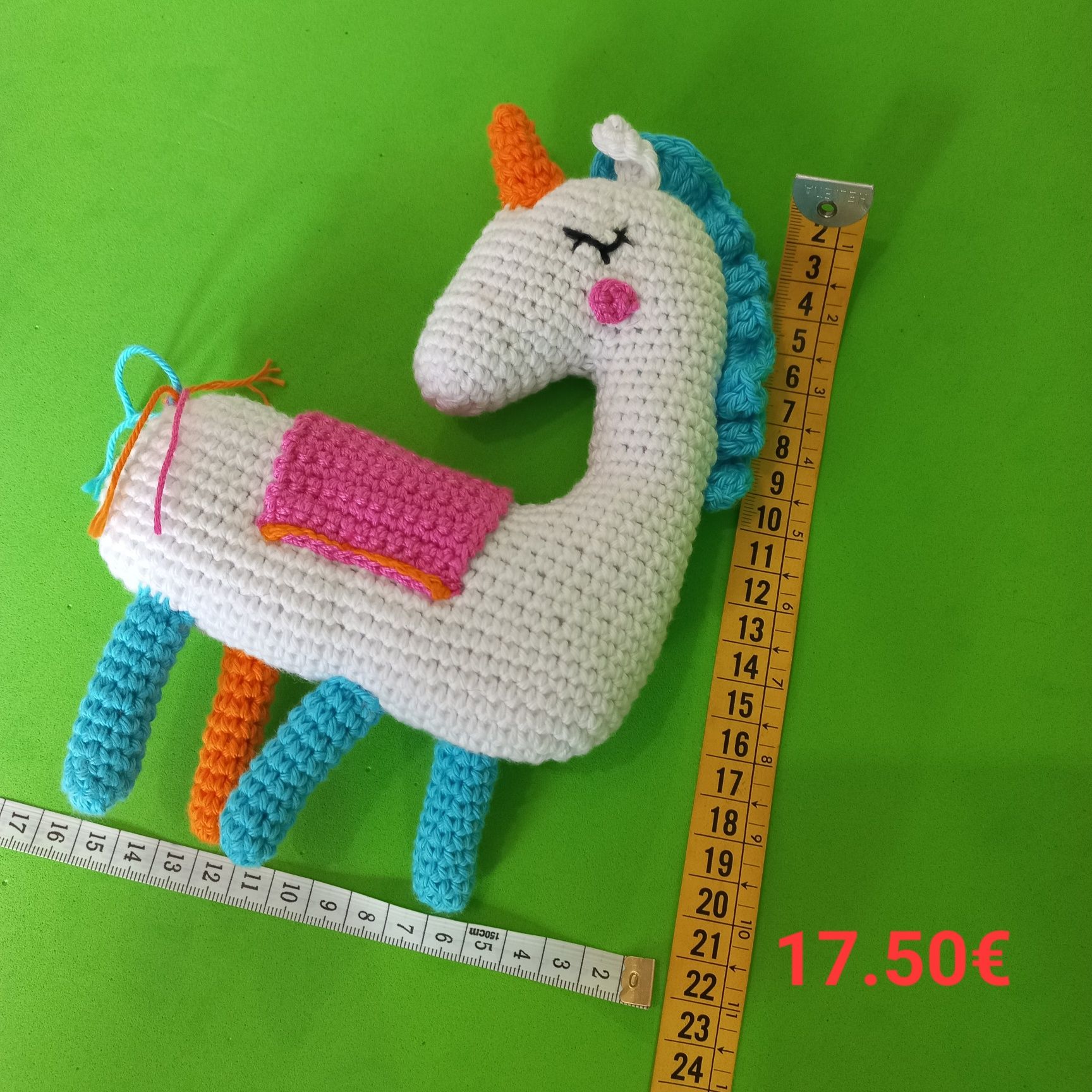 Unicórnio feito à mão em croché e algodão