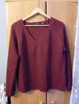 Bordowy sweter z dekoltem V, Vero moda