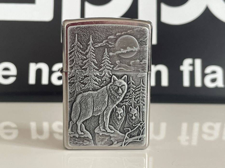 Zapalniczka Zippo Timberwolves, wilki leśne, Brushed Chrome