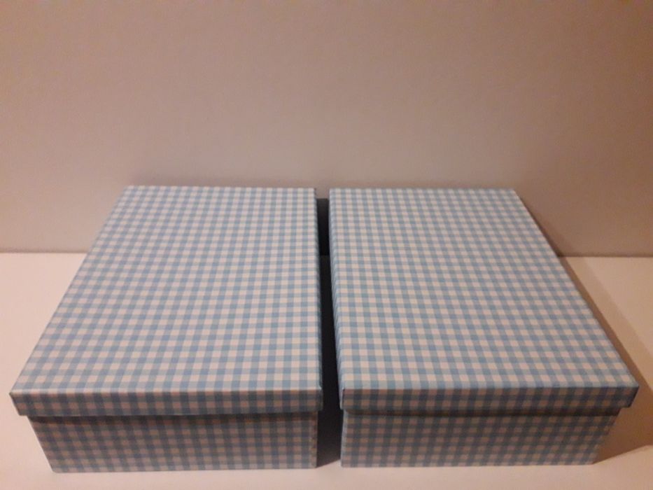 Caixas novas com padrão xadrez azul claro