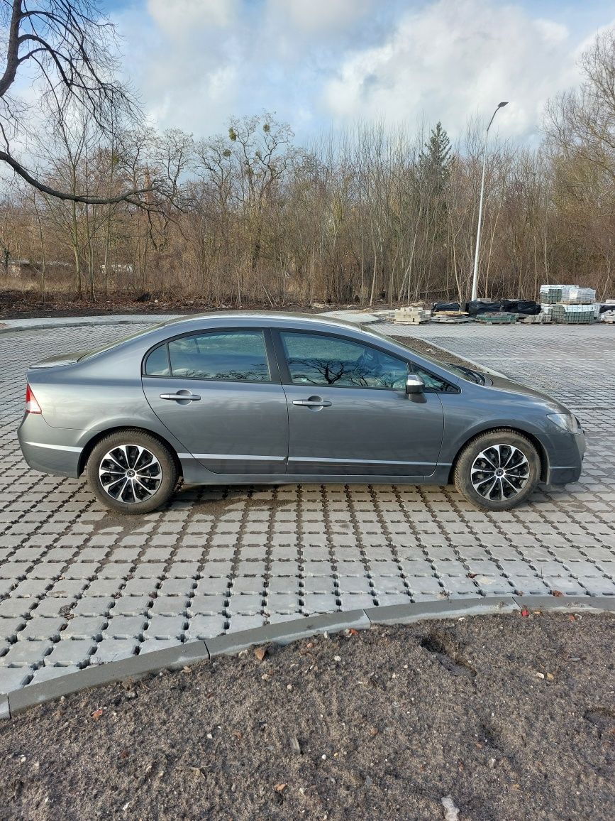 Honda  Civic  Sedan 1.8 i-vtec benzyna 140 KM