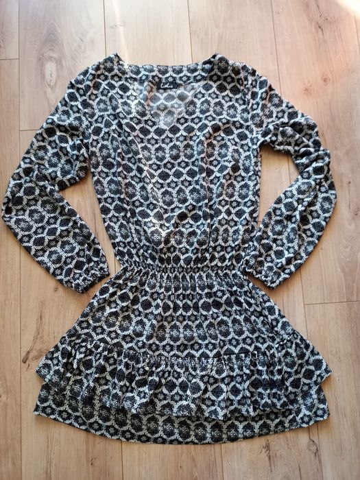 Sukienka w wzory z falbanką