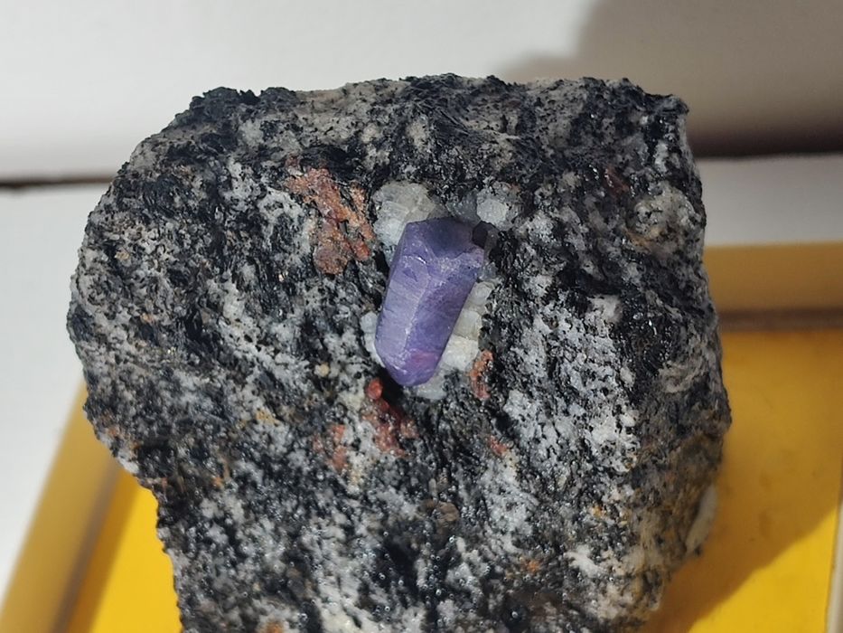 Szafir z granatami na granicie - Madagaskar (minerał)