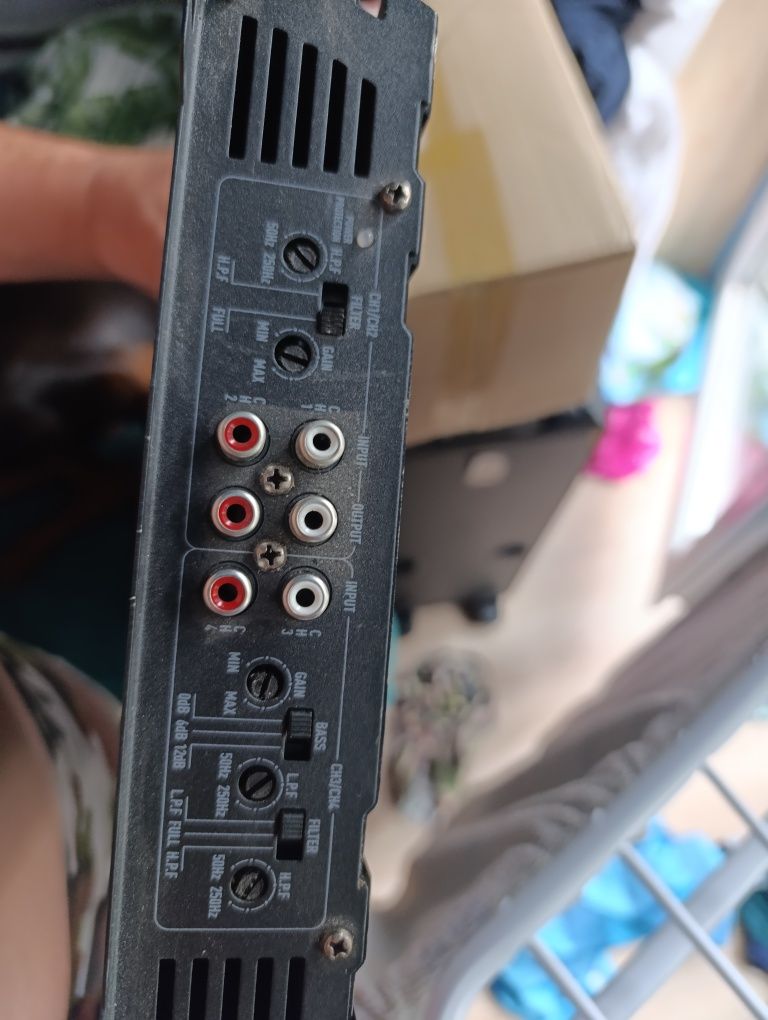 Sprzedam wzmacniacz i subwoofer do skody octavia 2 combi